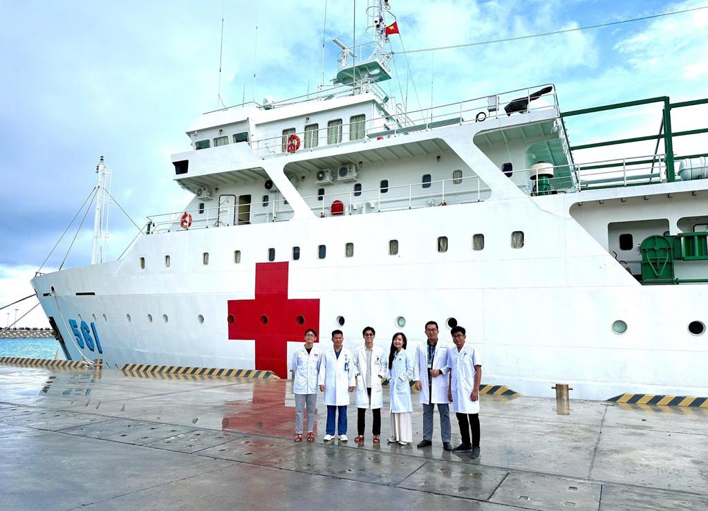 A group of people in white coats standing in front of a large ship

AI-generated content may be incorrect.
