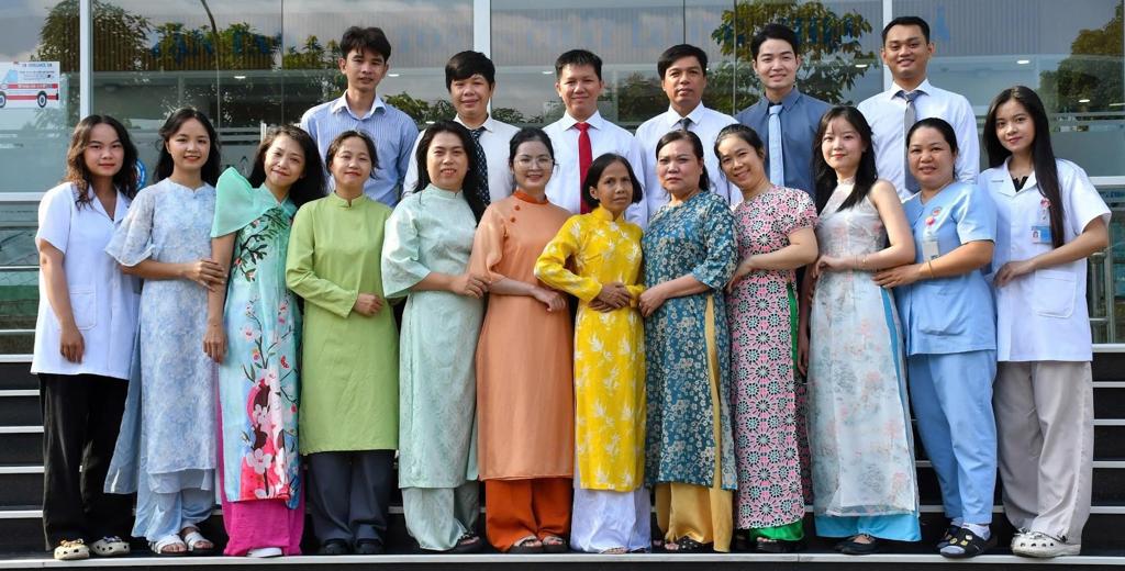 A group of people posing for a photo

AI-generated content may be incorrect.